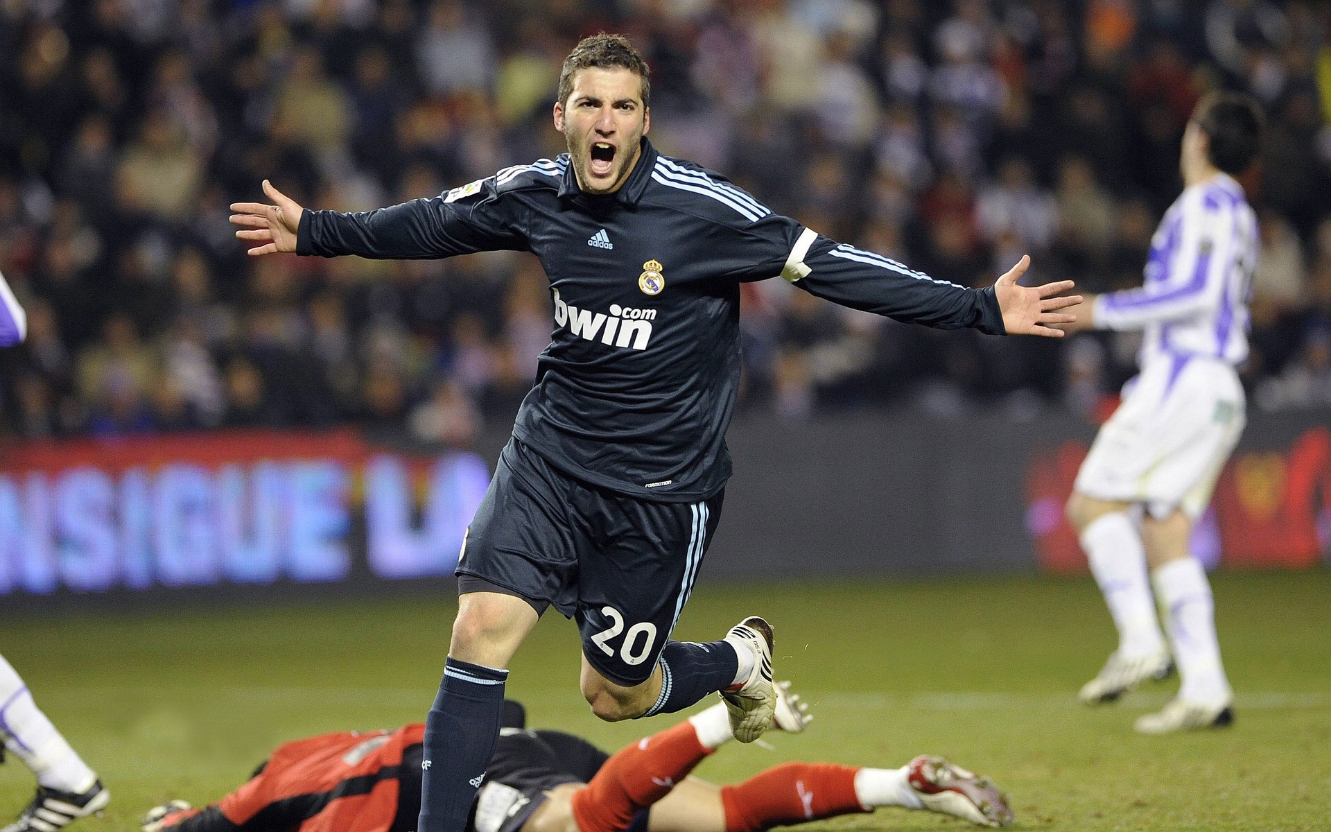 九游下载安装-查默斯冲刺表现成夺冠关键，查尔莫斯得分